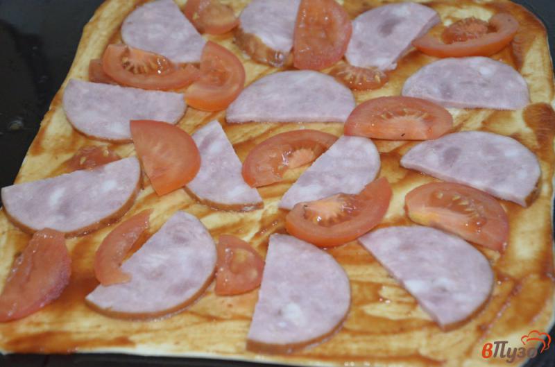 Фото приготовление рецепта: Пицца на слоеном тесте с ветчиной и помидорами шаг №4