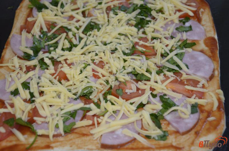 Фото приготовление рецепта: Пицца на слоеном тесте с ветчиной и помидорами шаг №6