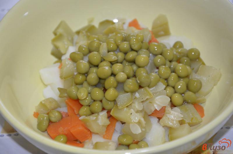 Фото приготовление рецепта: Постный  салат с  маринованным кабачком и зеленым горошком шаг №3