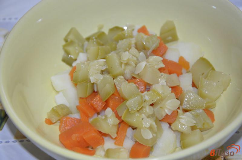 Фото приготовление рецепта: Постный  салат с  маринованным кабачком и зеленым горошком шаг №2