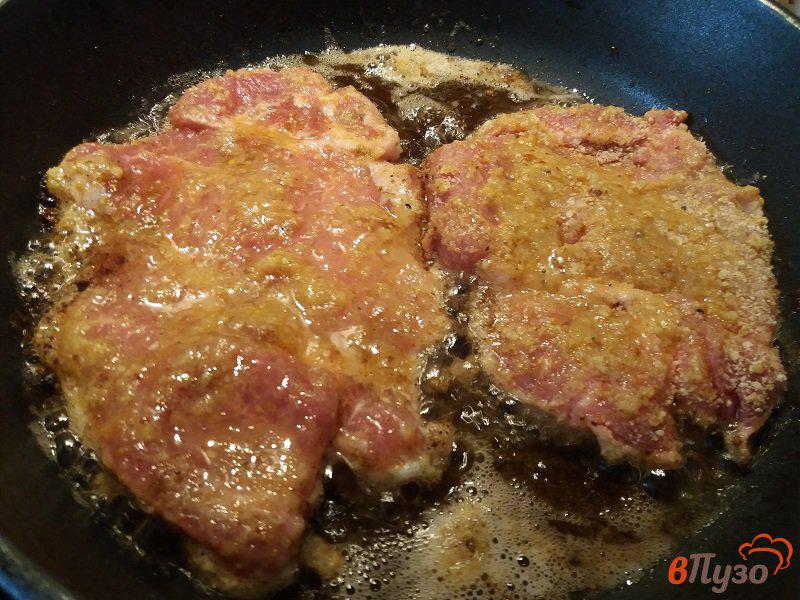 Фото приготовление рецепта: Отбивная из свинины с тушёными овощами шаг №4