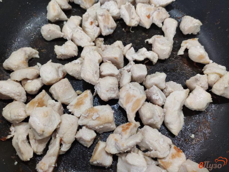 Фото приготовление рецепта: Паста с курицей и грибами шаг №4