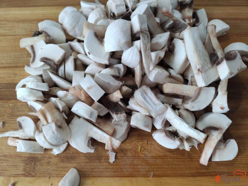 Фото приготовление рецепта: Паста с курицей и грибами шаг №3