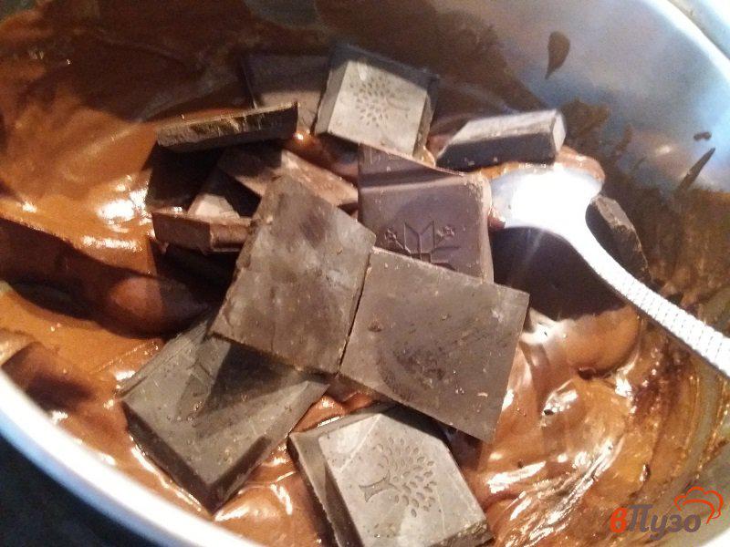 Фото приготовление рецепта: Крафтовый темный шоколад и конфеты с вяленой клюквой шаг №2