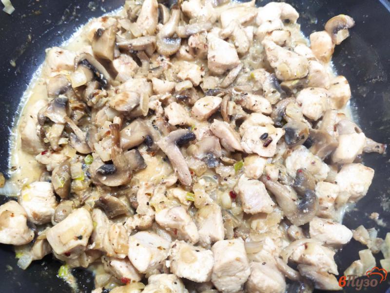 Фото приготовление рецепта: Паста с курицей и грибами шаг №6