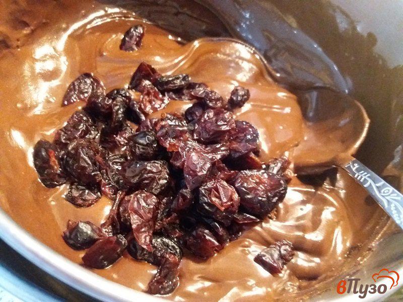 Фото приготовление рецепта: Крафтовый темный шоколад и конфеты с вяленой клюквой шаг №3