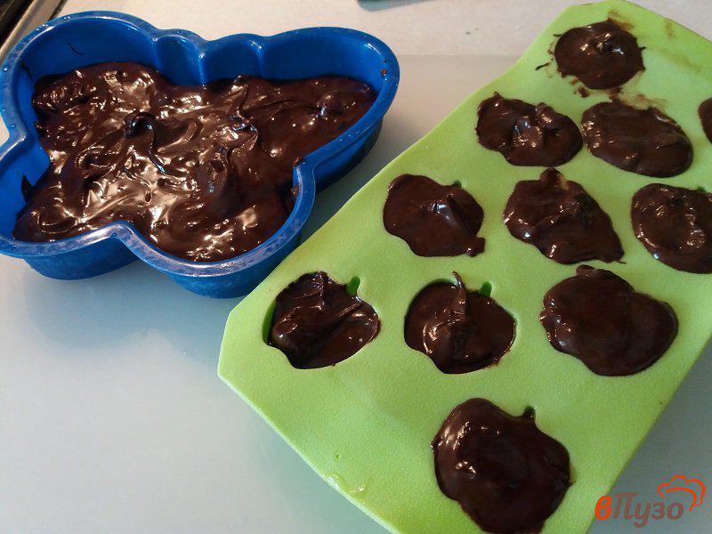 Фото приготовление рецепта: Крафтовый темный шоколад и конфеты с вяленой клюквой шаг №4