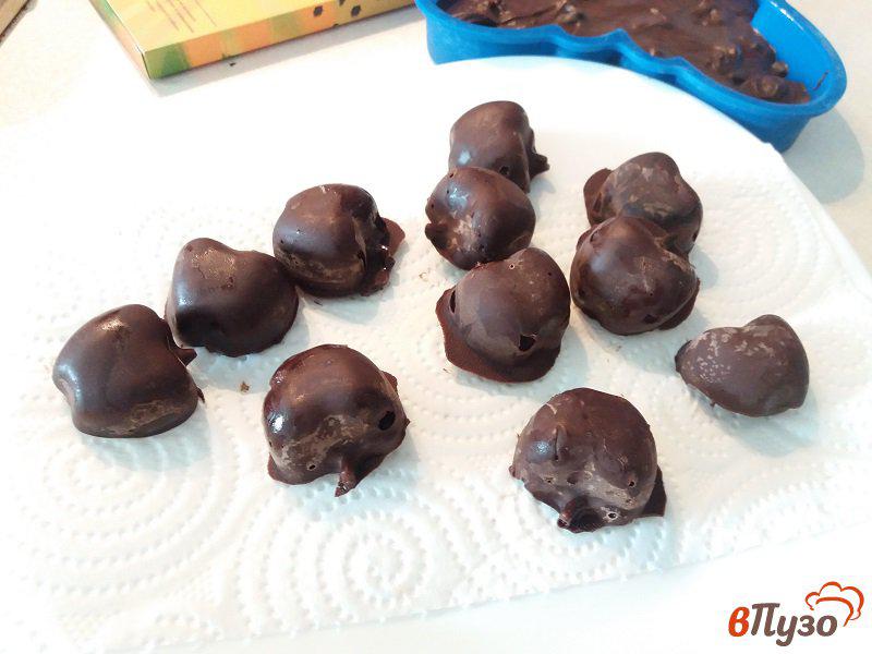 Фото приготовление рецепта: Крафтовый темный шоколад и конфеты с вяленой клюквой шаг №5