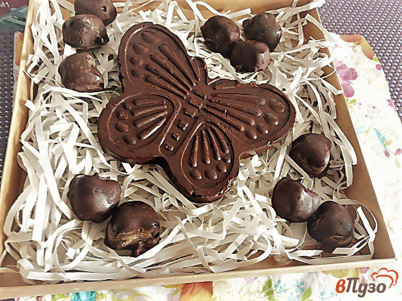 Фото приготовление рецепта: Крафтовый темный шоколад и конфеты с вяленой клюквой шаг №6