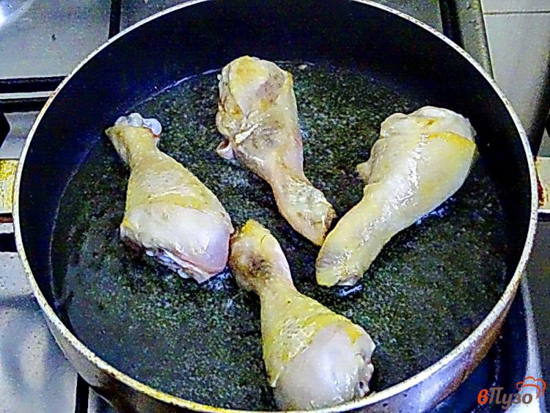 Фото приготовление рецепта: Куриные голени тушеные с рисом шаг №3