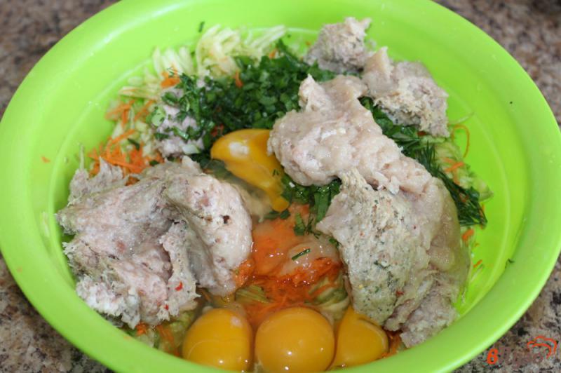 Фото приготовление рецепта: Кабачковые оладьи с мясом и морковью шаг №4