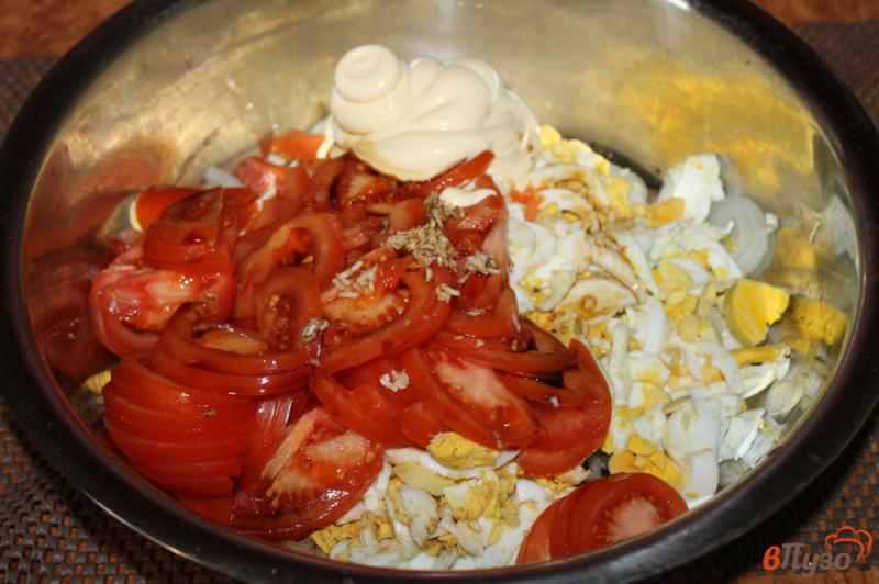 Фото приготовление рецепта: Салат из печени с маринованным луком и яйцами шаг №6