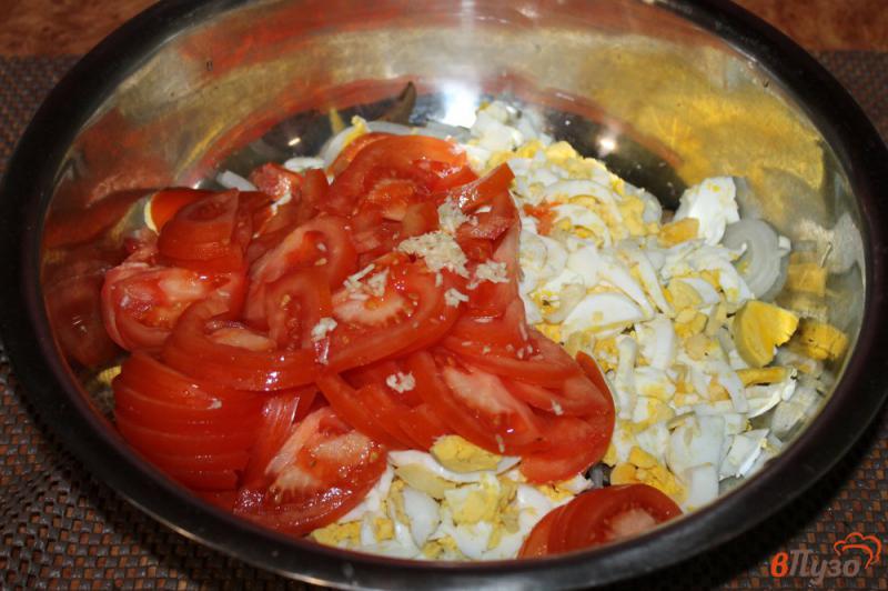 Фото приготовление рецепта: Салат из печени с маринованным луком и яйцами шаг №5
