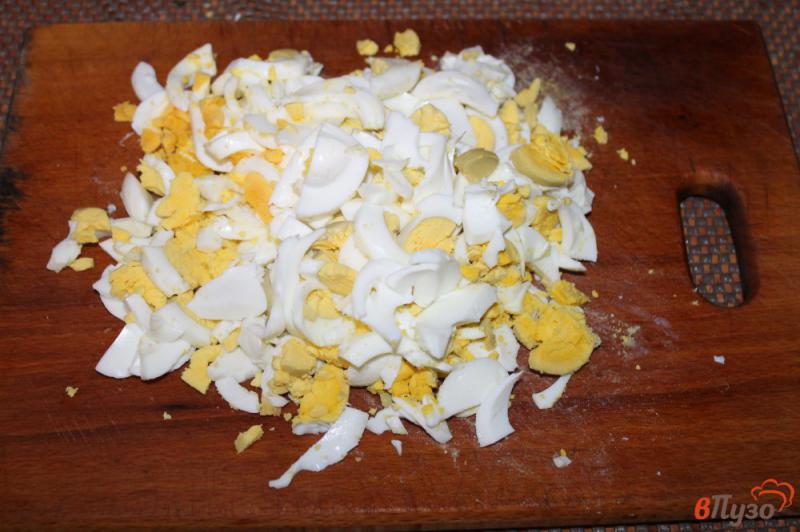 Фото приготовление рецепта: Салат из печени с маринованным луком и яйцами шаг №3