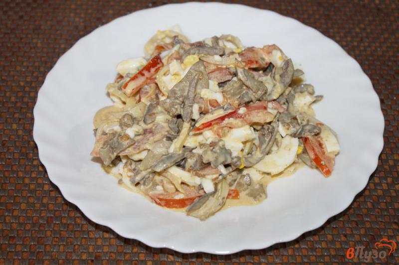 Фото приготовление рецепта: Салат из печени с маринованным луком и яйцами шаг №7