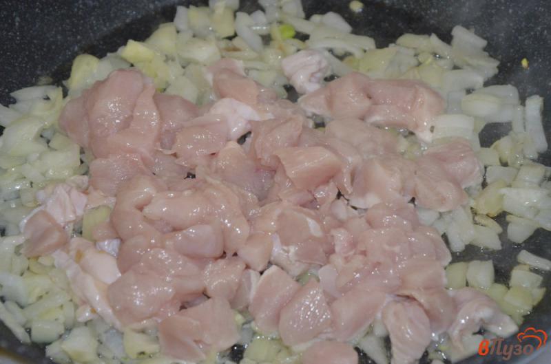 Фото приготовление рецепта: Запеканка из картофельного пюре с куриной грудкой шаг №3