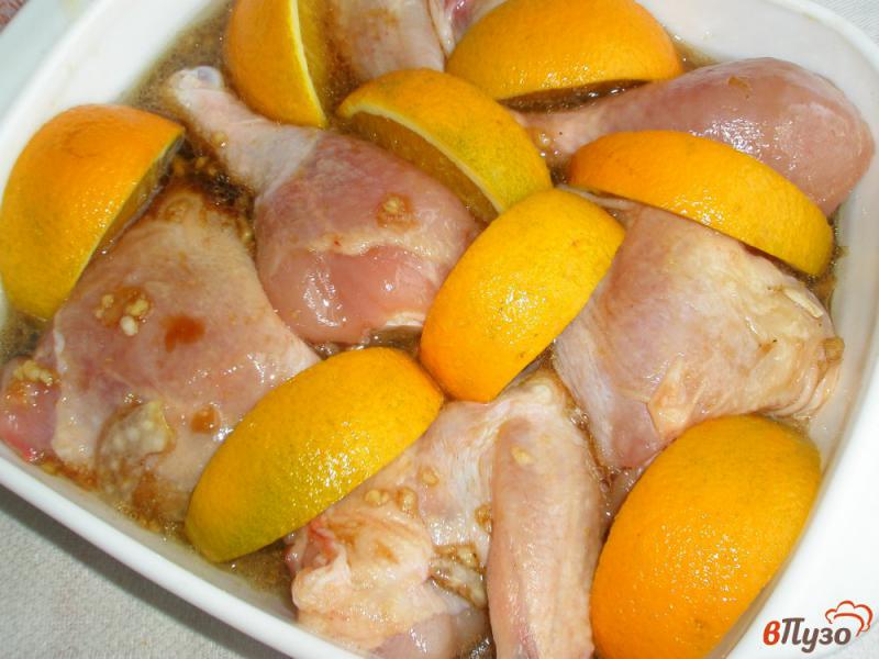 Фото приготовление рецепта: Курица запеченная с апельсинами и соевым соусом шаг №5