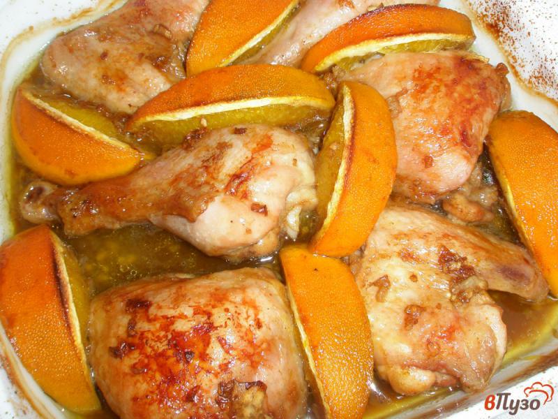Фото приготовление рецепта: Курица запеченная с апельсинами и соевым соусом шаг №6