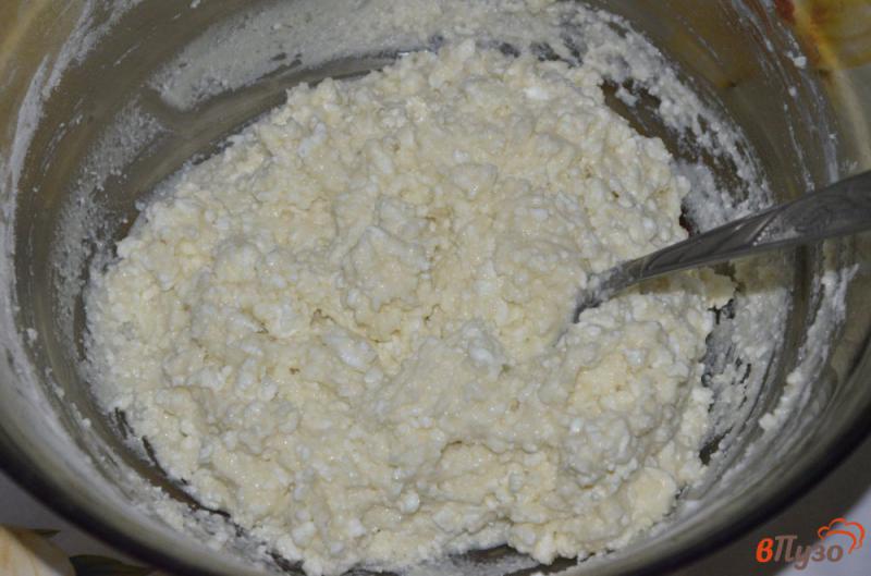 Фото приготовление рецепта: Сырники на йогурте без яиц шаг №4