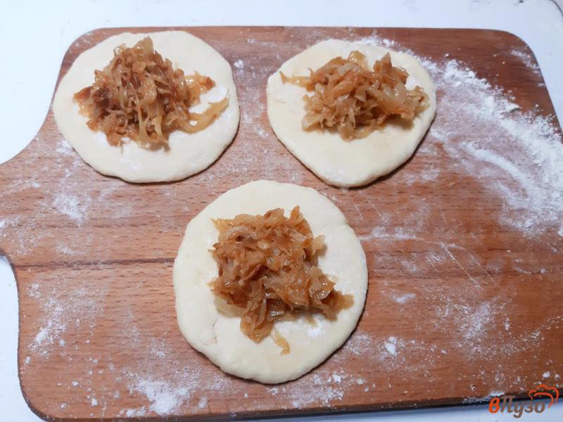 Фото приготовление рецепта: Пирожки с капустой и луком жареные шаг №14
