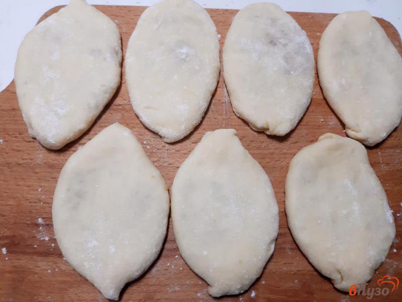 Фото приготовление рецепта: Пирожки с капустой и луком жареные шаг №16