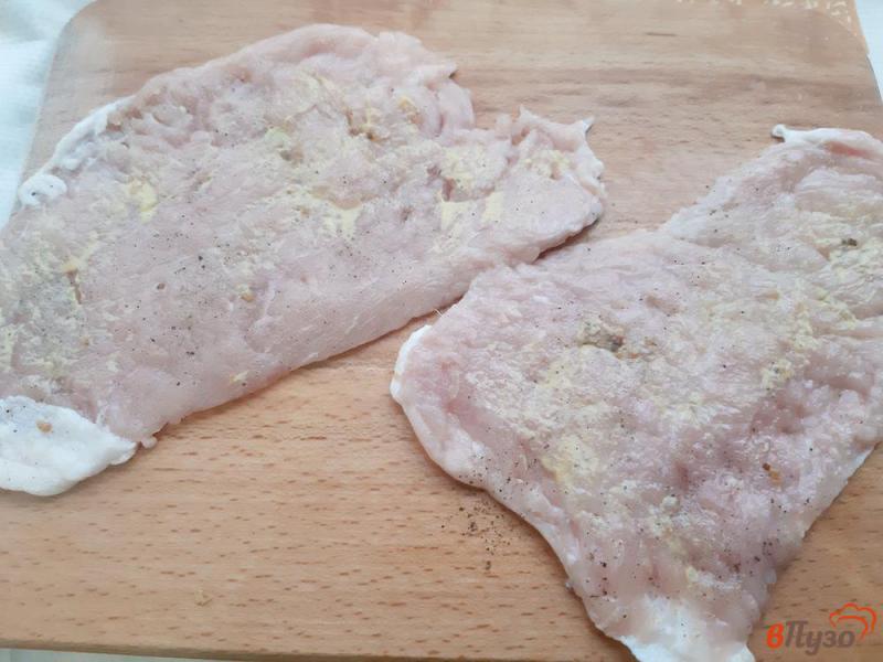 Фото приготовление рецепта: Отбивные из свинины с оливками под сыром шаг №2
