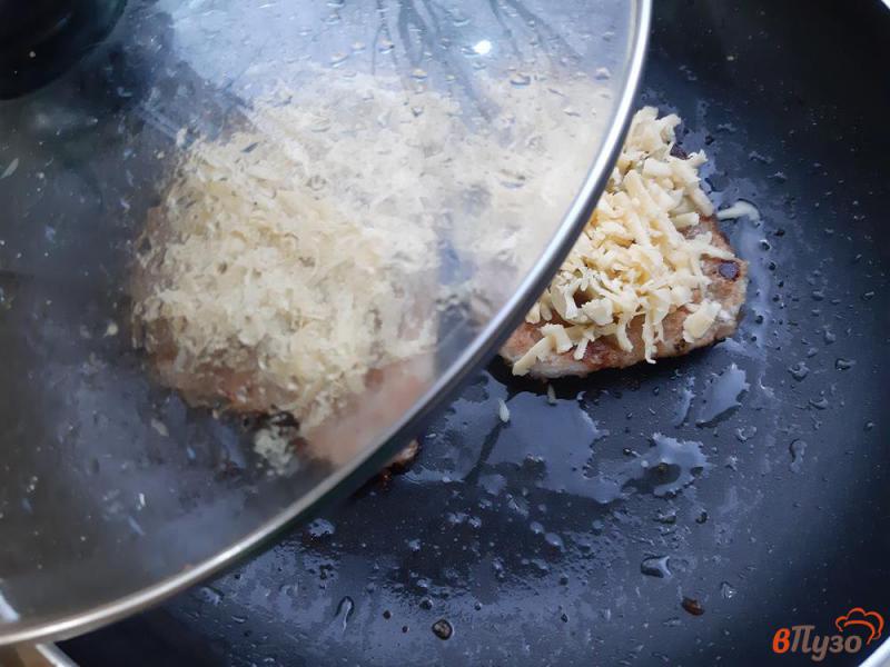 Фото приготовление рецепта: Отбивные из свинины с оливками под сыром шаг №10