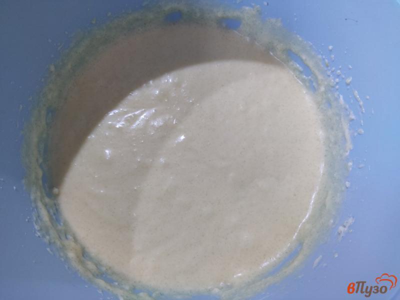 Фото приготовление рецепта: Песочный пирог с вишней и грецкими орехами шаг №4
