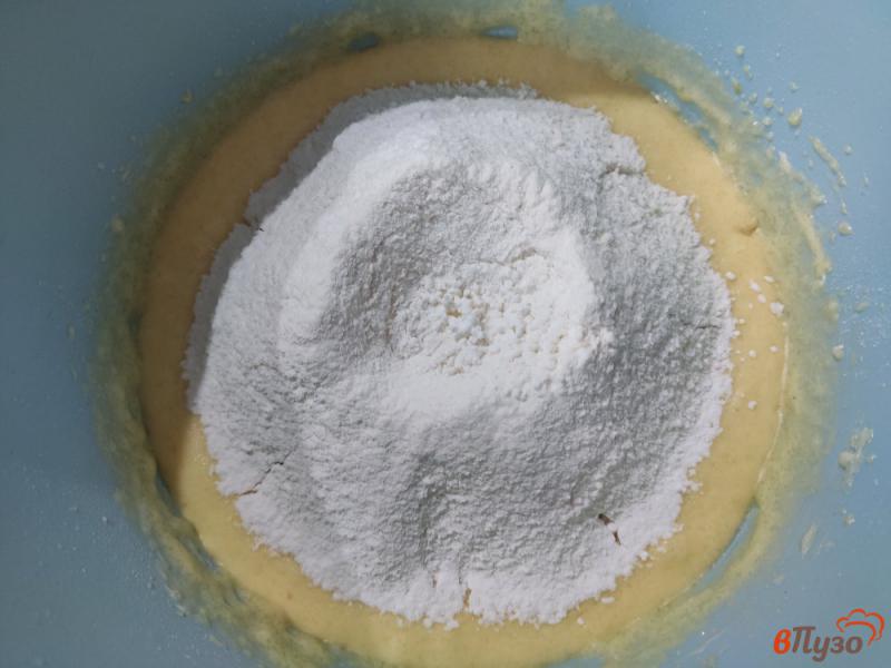 Фото приготовление рецепта: Песочный пирог с вишней и грецкими орехами шаг №5