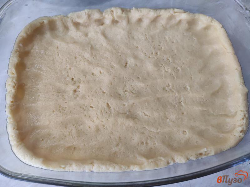 Фото приготовление рецепта: Песочный пирог с вишней и грецкими орехами шаг №8