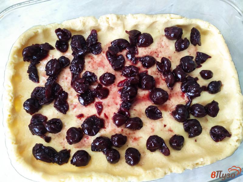Фото приготовление рецепта: Песочный пирог с вишней и грецкими орехами шаг №9