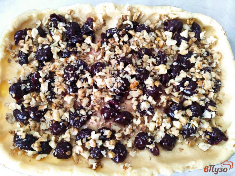Фото приготовление рецепта: Песочный пирог с вишней и грецкими орехами шаг №10