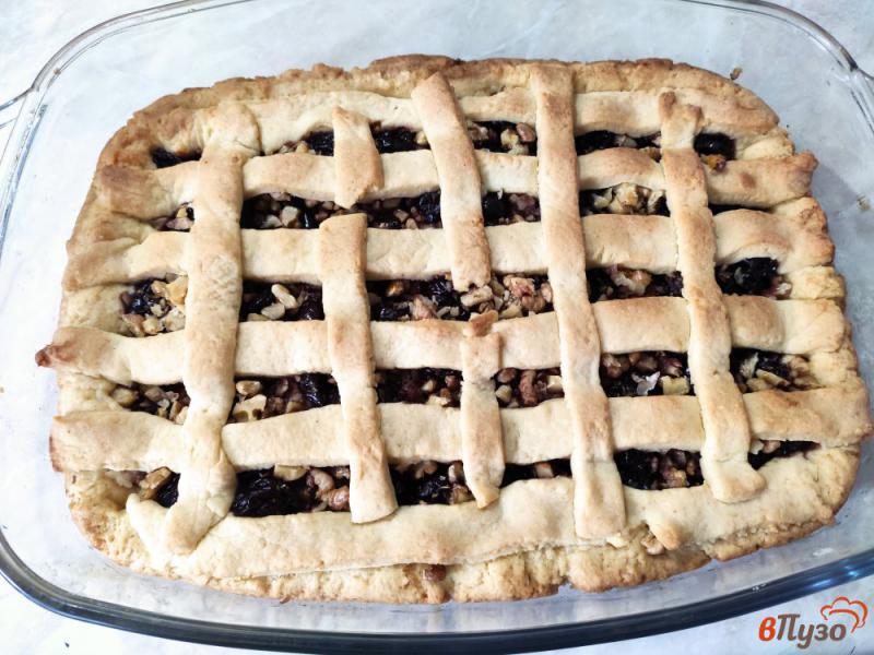 Фото приготовление рецепта: Песочный пирог с вишней и грецкими орехами шаг №12