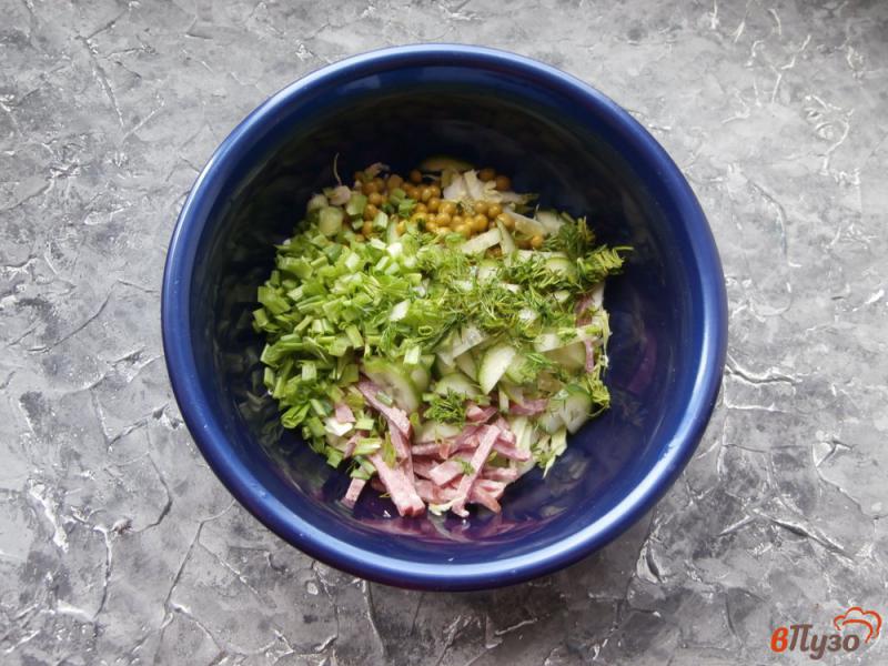 Фото приготовление рецепта: Салат из молодой капусты со свежим огурцом и колбасой шаг №3