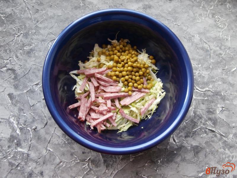 Фото приготовление рецепта: Салат из молодой капусты со свежим огурцом и колбасой шаг №2