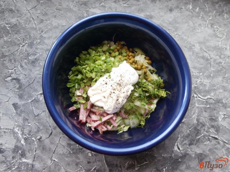 Фото приготовление рецепта: Салат из молодой капусты со свежим огурцом и колбасой шаг №4