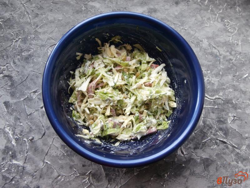 Фото приготовление рецепта: Салат из молодой капусты со свежим огурцом и колбасой шаг №5