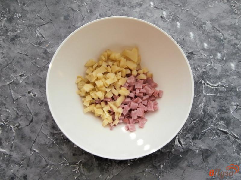 Фото приготовление рецепта: Окрошка с колбасой на ряженке и сметане шаг №1