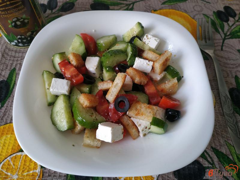 Фото приготовление рецепта: Салат греческий с сухариками шаг №8
