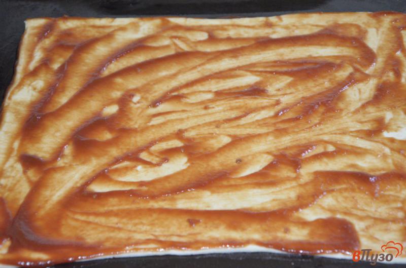 Фото приготовление рецепта: Постная пицца на слоеном тесте с грибами и помидорами шаг №2