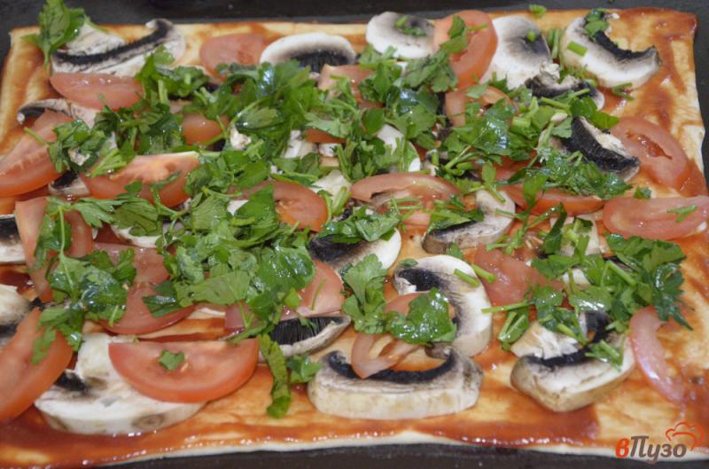 Фото приготовление рецепта: Постная пицца на слоеном тесте с грибами и помидорами шаг №4