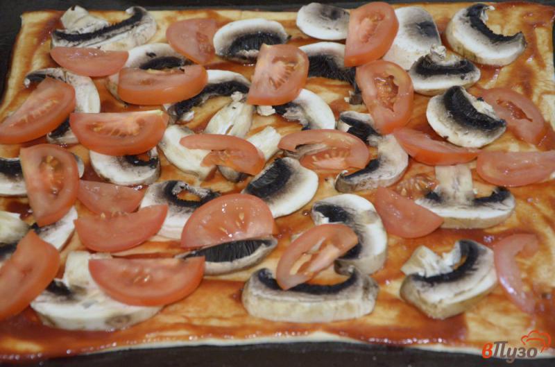 Фото приготовление рецепта: Постная пицца на слоеном тесте с грибами и помидорами шаг №3