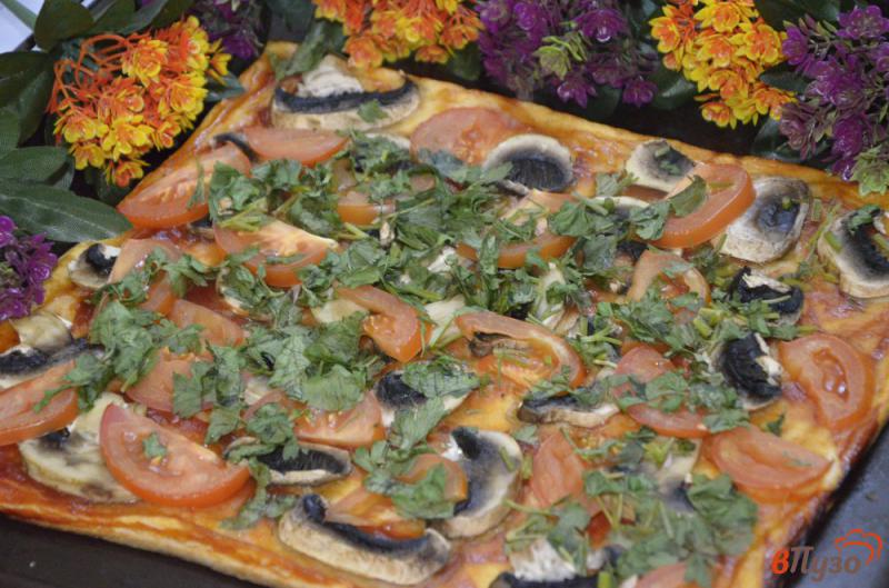 Фото приготовление рецепта: Постная пицца на слоеном тесте с грибами и помидорами шаг №5