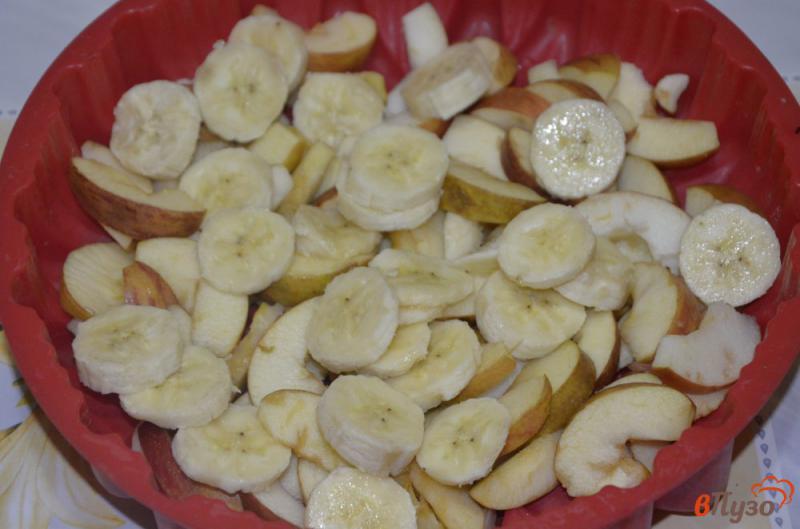 Фото приготовление рецепта: Постная шарлотка с бананами и яблоками шаг №4