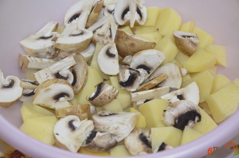 Фото приготовление рецепта: Постный картофель со стручковой фасолью и грибами  в горшочке шаг №1