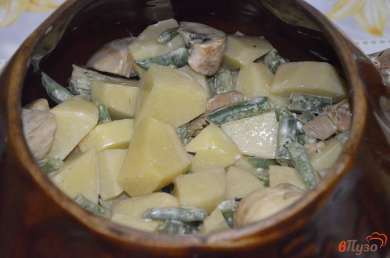 Фото приготовление рецепта: Постный картофель со стручковой фасолью и грибами  в горшочке шаг №3