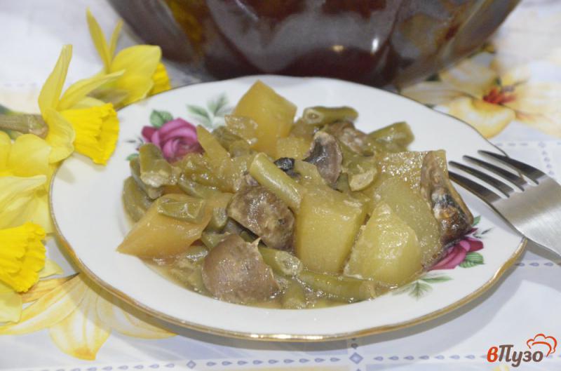 Фото приготовление рецепта: Постный картофель со стручковой фасолью и грибами  в горшочке шаг №4