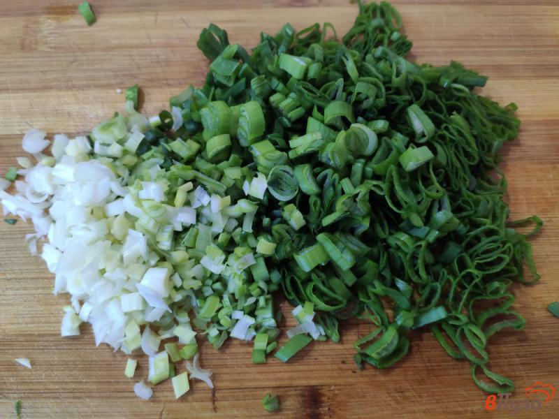 Фото приготовление рецепта: Салат из редиски с яйцами и кукурузой шаг №4