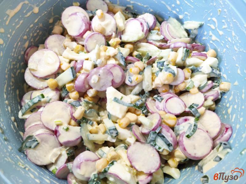 Фото приготовление рецепта: Салат из редиски с яйцами и кукурузой шаг №8