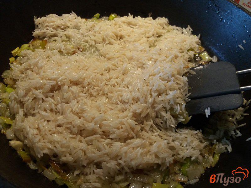Фото приготовление рецепта: Жареный рис на гарнир шаг №3